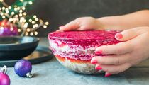 Вкус будет незабываемым: вот в каком порядке нужно выкладывать слои селедки под шубой