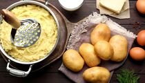Забудьте про молоко и сливки в картофельном пюре: этот обычный ингредиент полностью преобразит блюдо