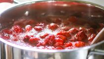Станет мутным и невкусным: эти ошибки с клубничным вареньем совершает каждая вторая хозяйка
