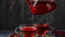 Этот согревающий напиток вкуснее любого чая: готовится из каркаде