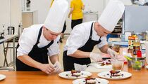 Сотрудники российского кафе работали с поддельными санкнижками