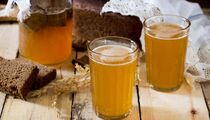 Янтарный, насыщенный, без дрожжей: вот как приготовить домашний квас без лишних заморочек
