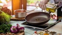 Срочно замените на чугунные: любителей дорогих сковородок предупредили о скрытой угрозе