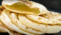 Лепешки-«кармашки» готовятся из муки и воды: внутрь можно поместить любую начинку