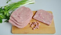 Этот сытный салат полюбит вся семья: готовится из ветчины и фасоли