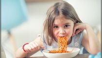 Ваш ребенок отказывается есть? С этой хитростью он вылижет тарелку до блеска