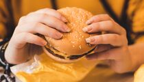 Во Франции молодожены подали гостям еду из McDonald's