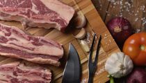 Гости будут в восторге от этой закуски: готовится из свиных шкурок