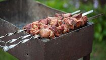 Вкусный шашлык готовится прямо в духовке: ждать майских праздников не придется