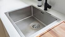 Трубы не выдержат: такую жидкость нельзя сливать в раковину ни при каких условиях