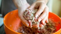 Как быстро сделать фарш без мясорубки: хитрый способ лежит на поверхности