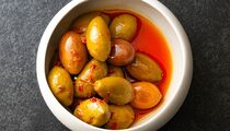Косточки из маслин и оливок выскочат на раз-два: вместо ножа нужен другой прибор