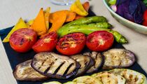 Еще вкуснее, чем на мангале: овощи-гриль можно запечь прямо в духовке
