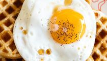 Всего одна ложка прямо в сковороду: этот секретный продукт сделает яичницу в разы вкуснее