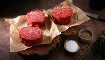 Мясные рулетики с сухофруктами поразят гостей: нужны всего три продукта