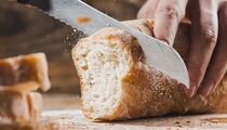 Превратите черствый хлеб в мягкую и ароматную булочку за пару минут: поможет простая хитрость