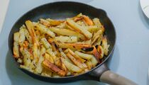 Стоит ли накрывать картофель при жарке крышкой: с корочкой получится лишь в одном случае