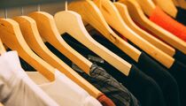 Выкидывать вещи не придется: освободить место в шкафу можно иначе