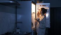 Ночью потянет к холодильнику: эти продукты пробуждают зверский аппетит