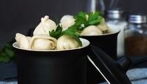 Пельмени будут сочными и золотистыми: при варке киньте эти продукты в кастрюлю