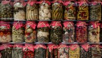 Запах солений из банок улетучится в два счета: засыпьте внутрь этот продукт