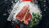 Без кипятка и микроволновки: вот как разморозить мясо за десять минут