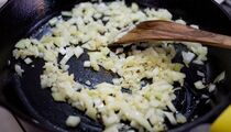 Больше никогда не сожжете лук: этот «трюк» со льдом использовали еще наши бабушки