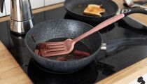 Жир и нагар исчезнут: с этим средством сковородки будут сиять