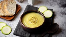 Такую вкуснятину «сметут» в один миг: нежнейший сливочный крем-суп из кабачков удивит любого
