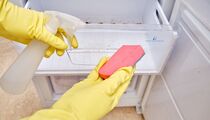 Как вмиг устранить неприятный запах из холодильника: найдено эффективное средство