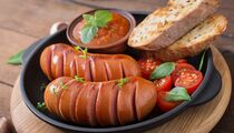 Ни кусочка не прилипнет: вот как правильно снимать шкурку с сарделек