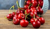 Вздутие, боли и дискомфорт в животе: вот какой популярной ягоды стоит опасаться