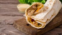 Мясо готовят в гаражах и подвалах: эксперты рассказали, почему люди травятся шаурмой