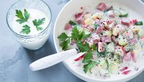 Насыщенно и с кислинкой: этот необычный ингредиент полностью преобразит надоевшую классическую окрошку