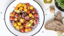 Овощной салат будет вкуснее, чем в ресторане: вместо масла заправьте этим соусом