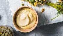 Без яиц еще вкуснее: домашний майонез с этим ингредиентом произведет фурор