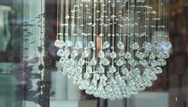 Вымыть хрустальную люстру проще пареной репы: даже снимать не придется