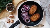 Не тратьте время на возню с котлетами: мясная запеканка готовится в разы проще