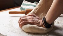 Выпечка не будет пахнуть дрожжами: вот чего нельзя делать при замесе теста