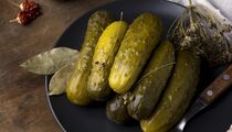 Перебор с солью — не беда: ловкий трюк спасет неудачные маринованные огурцы