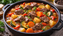 Манящий аромат домашнего рагу с овощами призовет ваших родных на ужин и усадит их за стол