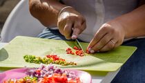 Старая разделочная доска из пластика засияет как новая: секрет в копеечной смеси
