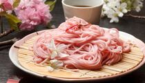 Туристы в шоке: японское блюдо с лепестками сакуры «взрывает» вкусовые рецепторы