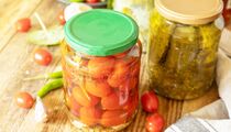 Маринованные помидоры не будут стоять без дела: вот что можно сделать из нелюбимой закуски