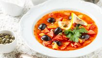Станет насыщеннее и ароматнее, чем у бабушки: эти лайфхаки помогут приготовить обалденную солянку