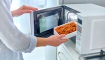 Об этом знают лишь единицы: какие блюда и продукты на самом деле нельзя разогревать в микроволновке