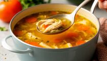 Не специи и не масло: вот что надо добавить в куриный суп, чтобы он вышел насыщенным — секрет ресторанных поваров