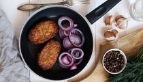 У хороших хозяек котлеты не разваливаются: вместо яйца кладут в фарш другой продукт