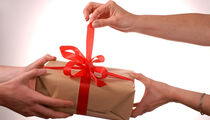 «Нияма» дарит подарки именинникам