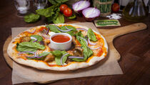 Пицца с травой в кафе «Руккола»